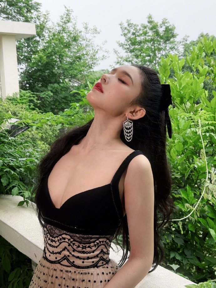 林允定格夏日浪漫林允定格夏日浪漫果然是让人非常心动的这一波希望大家都不要错过林