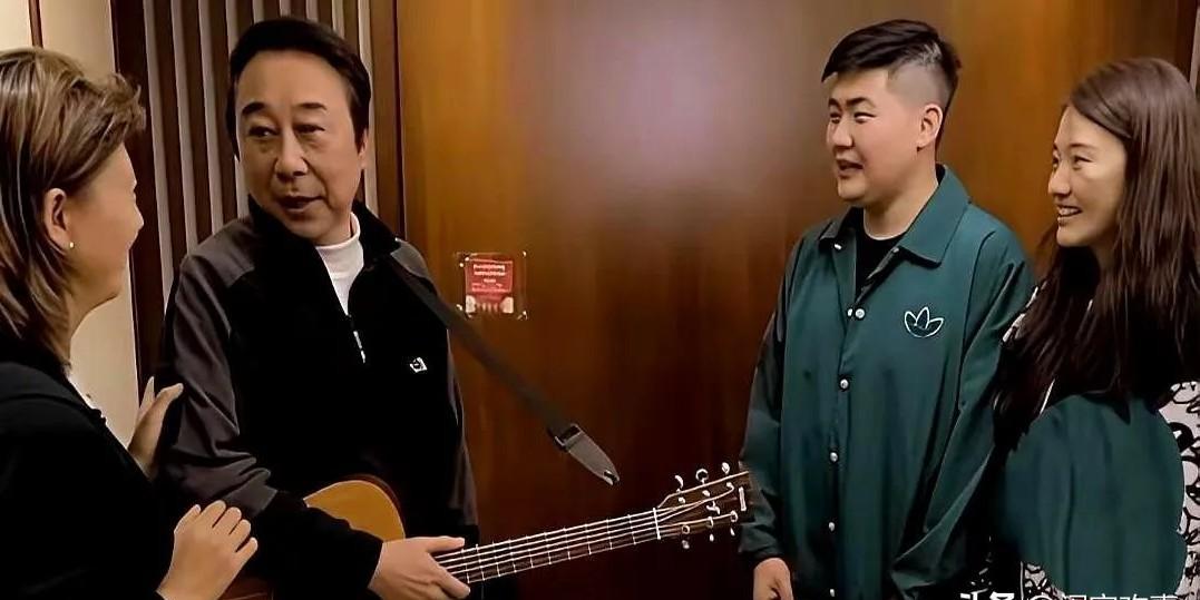 你没看错，冯巩坐在闫学晶家的沙发上，手把手教她儿媳妇怎么演。不是简单说戏。是