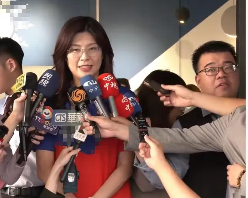 郑丽文在刚刚已经投完票了，早上8点罗智强先来投票，其次是9点的郑丽文，最后是10