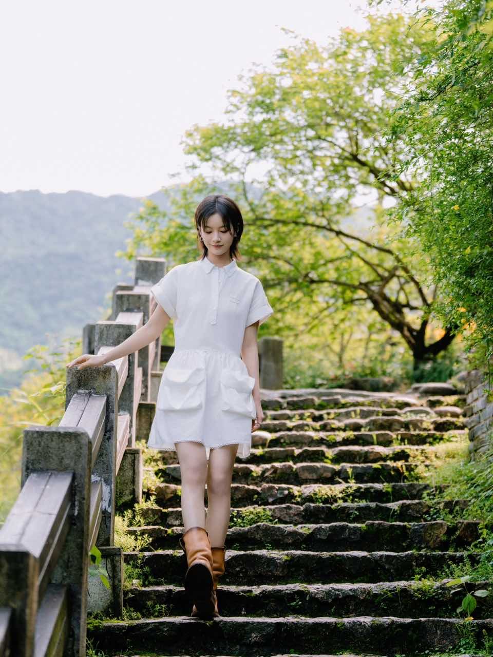 周雨彤李庚希央视五四晚会造型周雨彤李庚希白色衬衫裙好巧啊～你也穿了白色衬衫裙入镜
