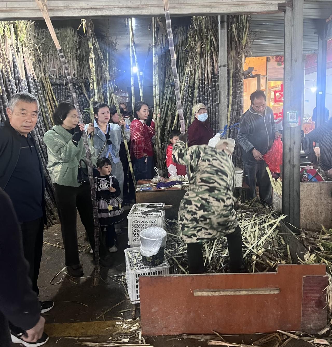 前两天我去市场买菜的时候，我看到有卖甘蔗的，就问了一下一根多少钱。由于我女儿喜