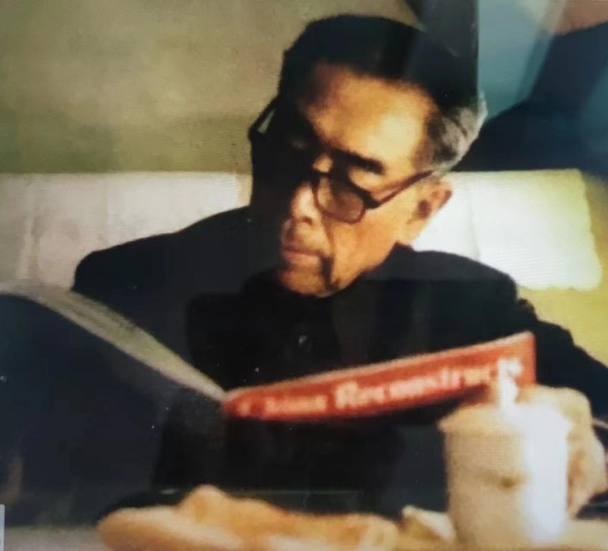 1963年周总理访问埃及，大使陈家康的夫人给周总理洗衣服时，突然脸色大变，怒气冲