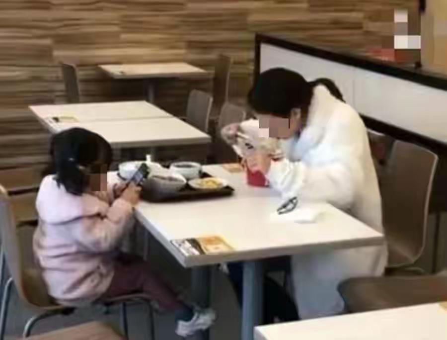 母女俩服务区用餐，路人的一张偷拍照火了，网友：太熟悉这一幕，前段时间，一位母