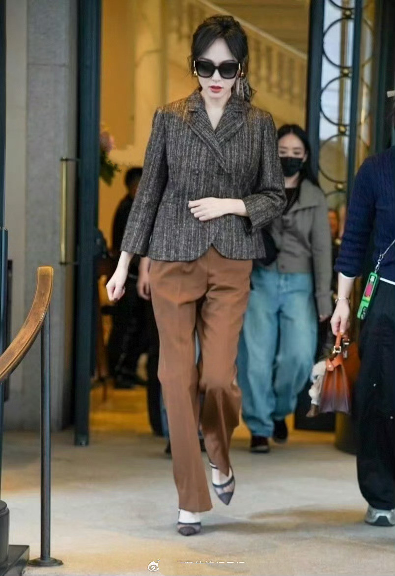 现身米兰的唐嫣。衣服和裤子没什么问题，问题是配搭这一身的发型和墨镜的款型，以及最