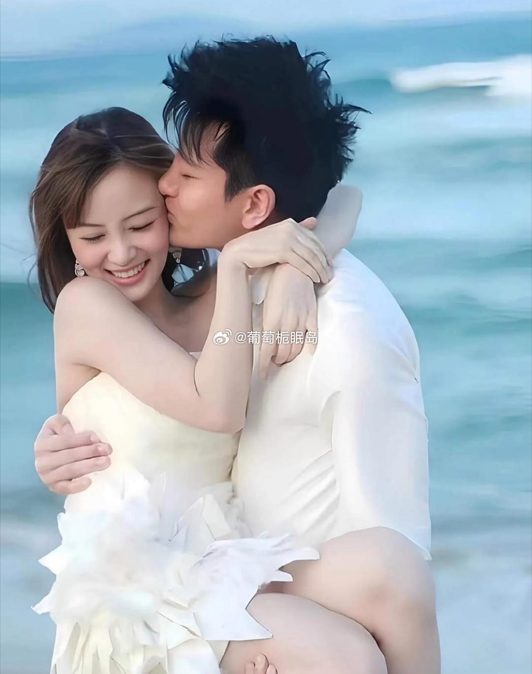 翻出李小璐和贾乃亮当年那组结婚照，李小璐是真的抢眼——笑起来甜，皮肤又白，妥妥就