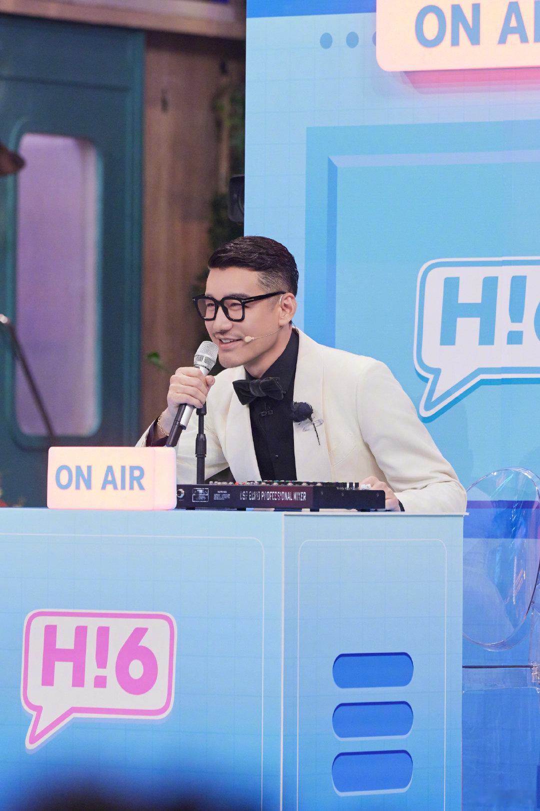 胡兵行走的时尚教科书胡兵穿银色亮闪裤子，轻松拿捏，不愧是行走的时尚教科书！你