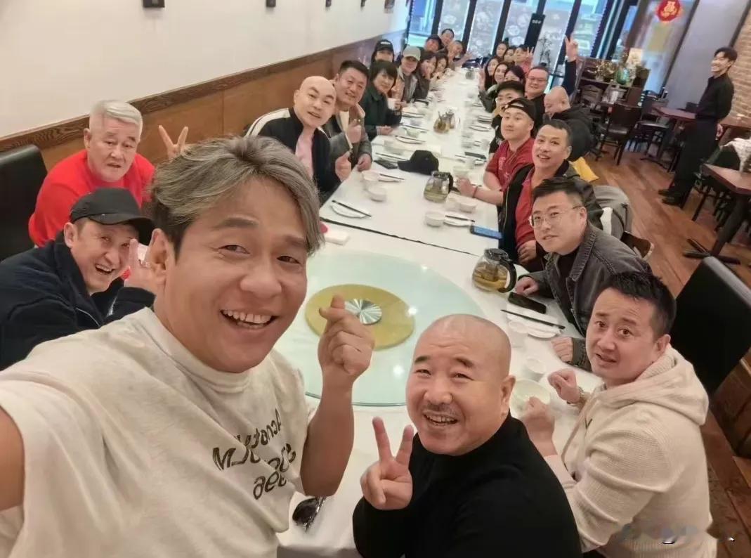 赵家班师徒聚餐时的一张合影，长桌两边坐满赵本山的一众徒弟、家属，这张赵家班师徒聚