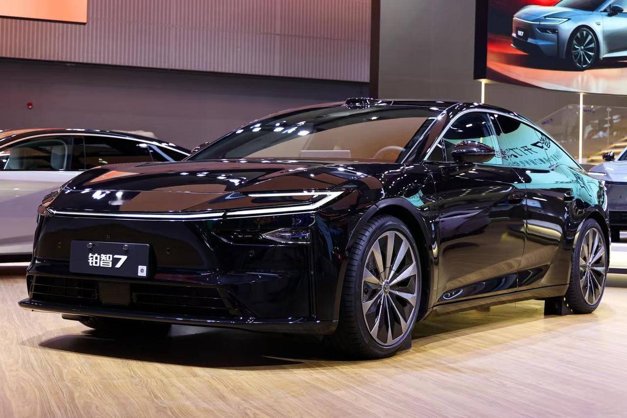 2025广州车展上，丰田铂智7闪亮登场！这款新车是广汽丰田纯电旗舰，车身超