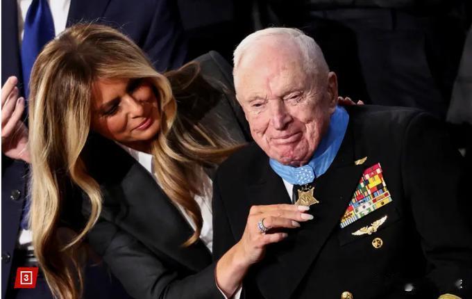 现实版壮志凌云：百岁朝鲜战争老兵，昨晚获得了总统表彰罗伊斯·威廉姆斯，一位1