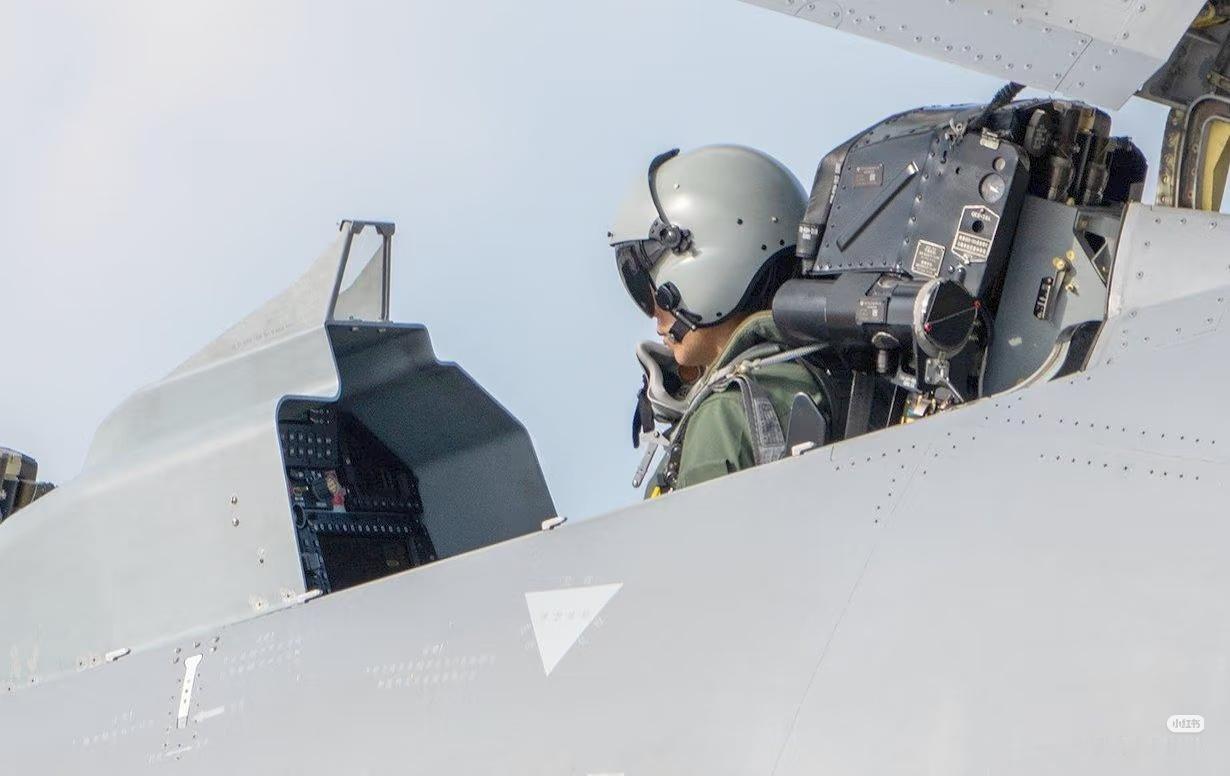 歼-16的后舱航电仪表板清晰图，当然，到目前为止，从来没有正面清晰的仪表板照片，