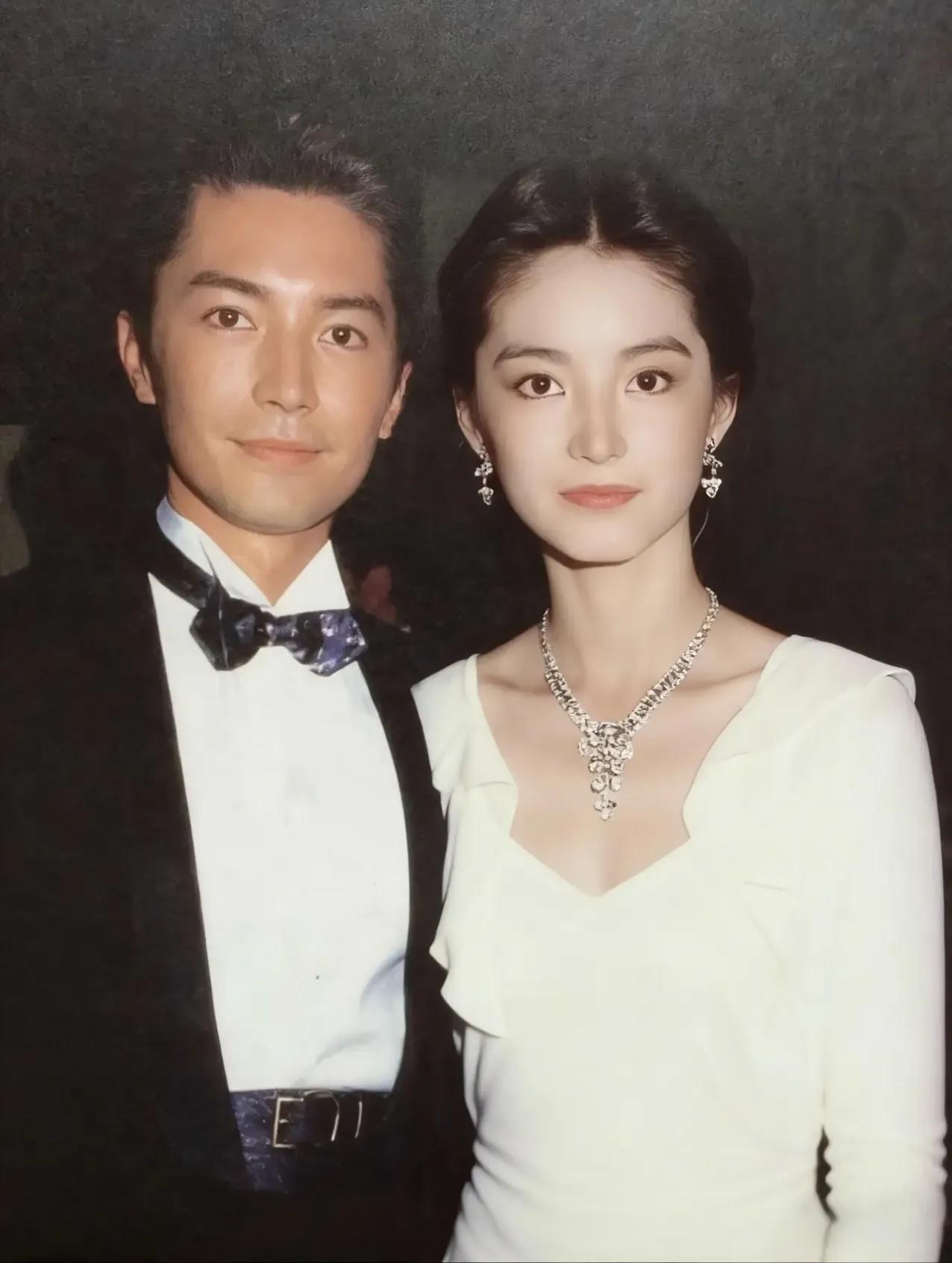 无论男女，真正的顶级神颜，面容都有相似性，林青霞和尊龙都有种“雌雄莫辨”的美感！