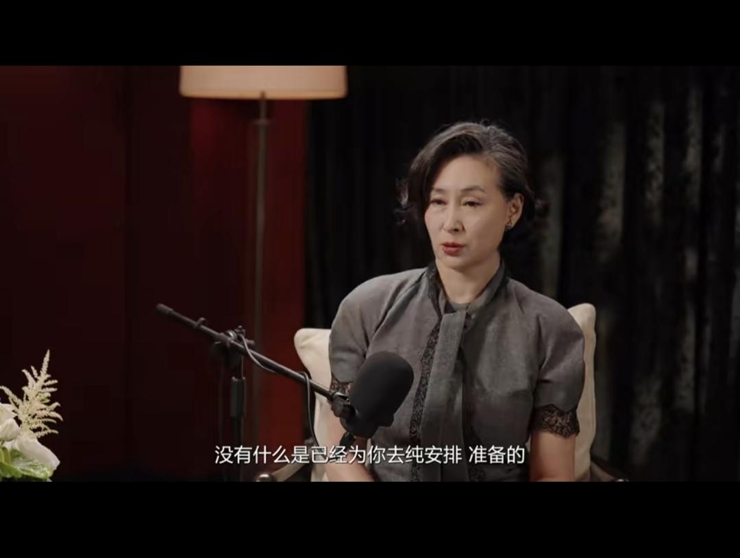 何超琼不是赌王何鸿燊的长女，却允许下属称呼自己是大小姐，感觉她对黎婉华的几个女儿