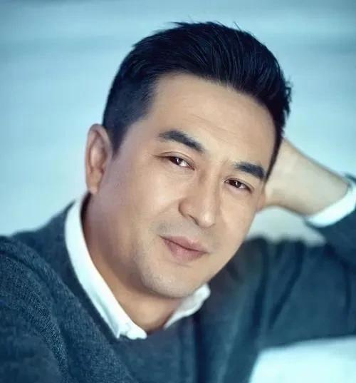 曾经，张嘉译的前妻杜珺，竟然当着媒体的面，怒斥：“他之所以娶我，就是想利