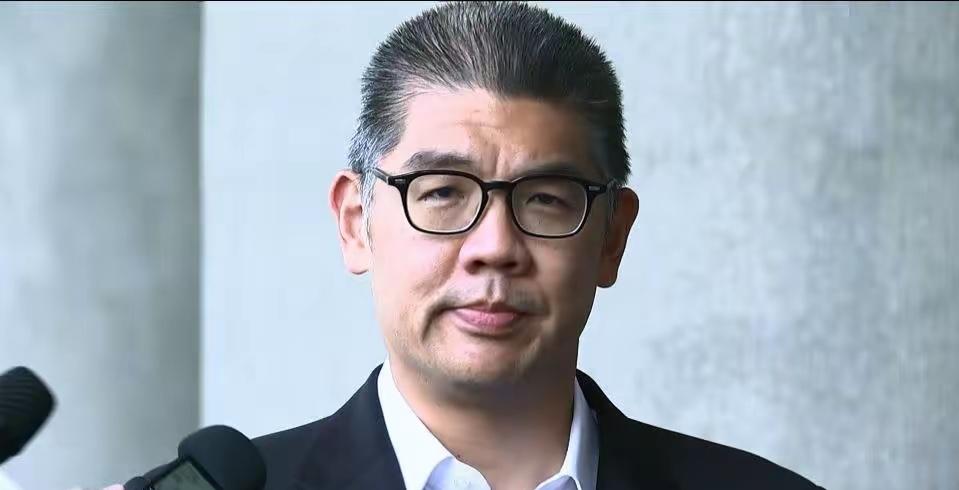 连胜文这是和郑丽文唱双簧？连胜文苦口婆心提醒郑丽文访问大陆期间要:谨言慎行，不要