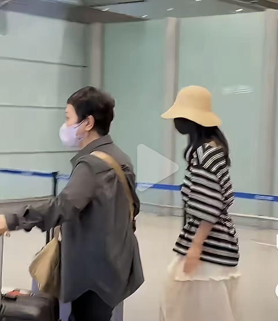 杨紫回京路透！终于明白为什么杨紫34岁了，还单身不嫁。在纽约玩了几天，终于在