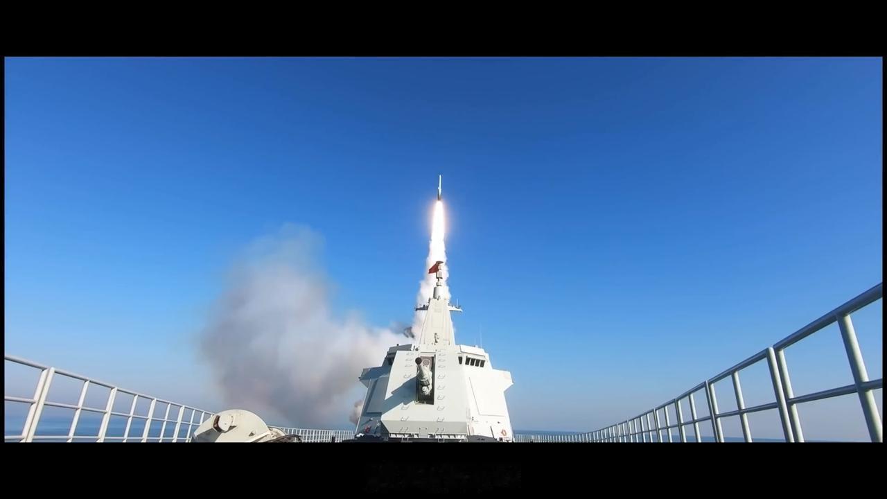 据亚洲防务安全网4月25日报道：中国055型驱逐舰在菲律宾附近海域与辽宁号航母同