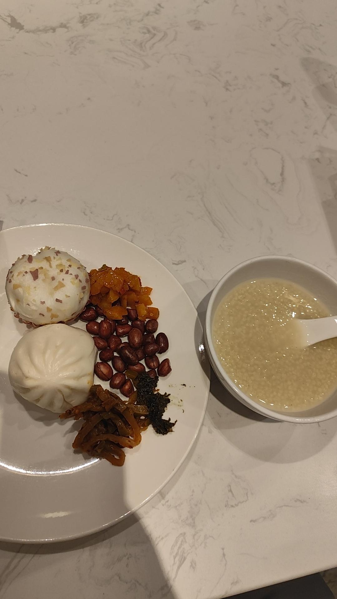 我们公司一个做外贸的女孩，能力很强，但三十多了也没处对象，眼光比较高，一般人瞧不