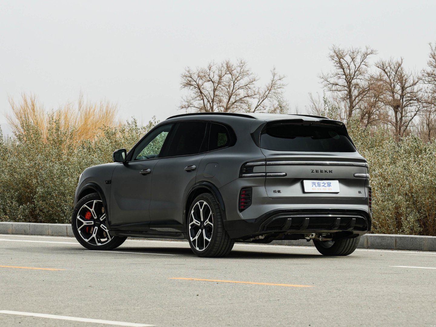 极氪8x里面最帅的版本还是曜影，气质跟普通版确实不是一个档次个人最推荐的颜色是哑