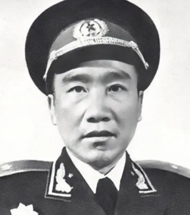 1955年的授衔仪式上，段苏权因嫌弃军衔太低，竟然在众目睽睽下撕下肩章愤然离场。