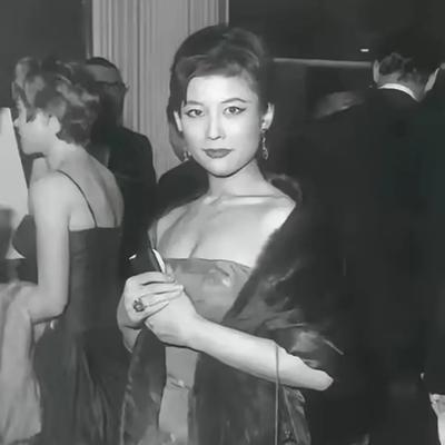 60年代，“贾母”周采芹年轻时，一张罕见的留影，她是京剧大师周信芳与名媛裘丽琳的