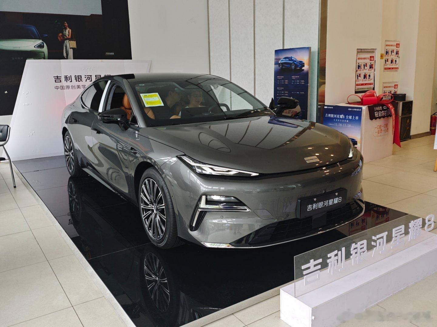 今天订06旅行还有个小插曲，订车前被朋友拉去看了下星耀8，1258这个130快充