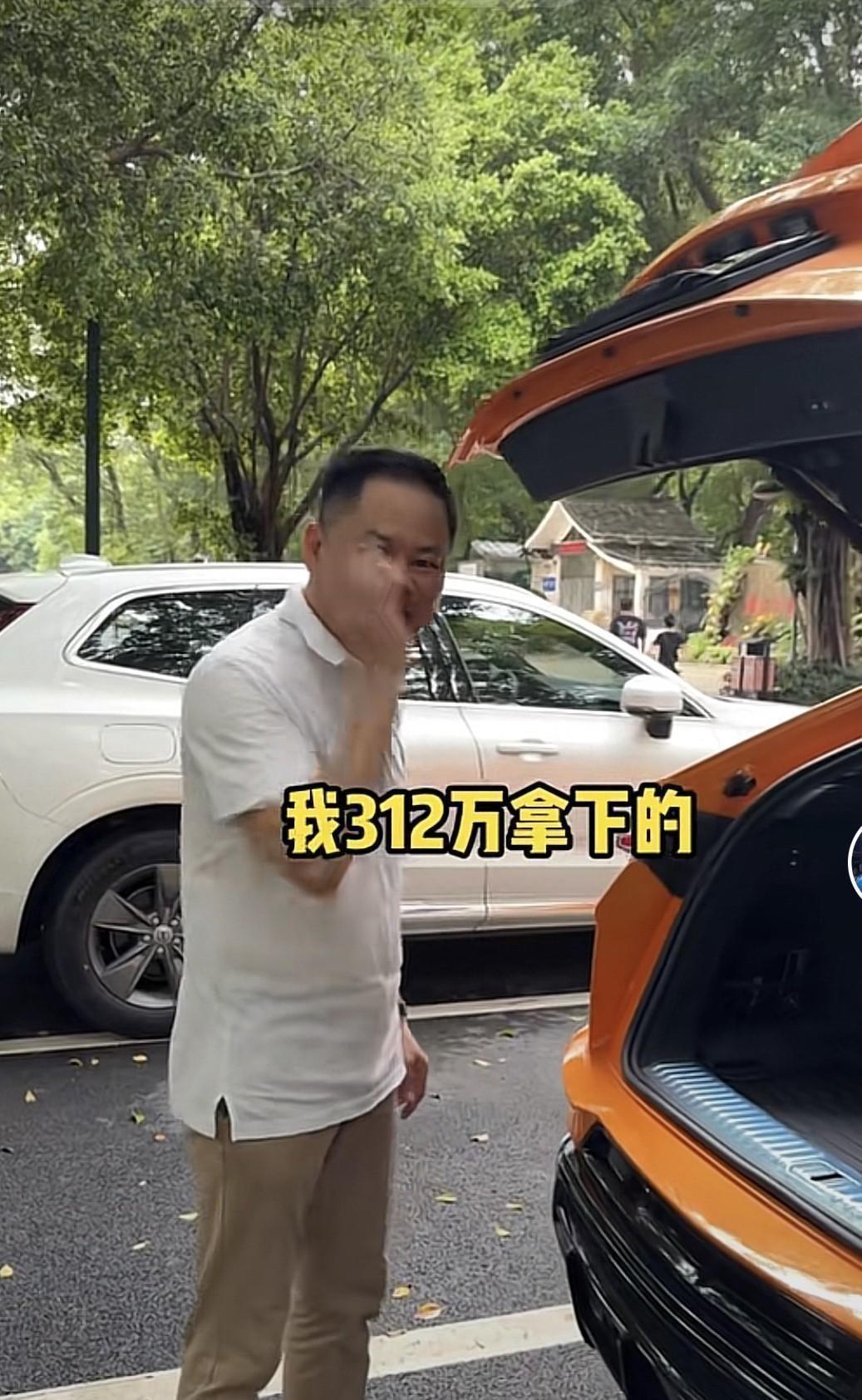 这事儿表面看是土豪割肉喂鹰，细琢磨全是生意经。一年车龄的兰博基尼Urus，450