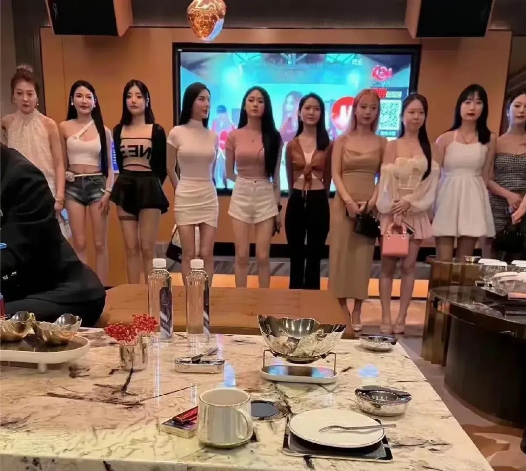 奇怪！这么年轻的姑娘为什么要在这种地方上班呢？​​​
