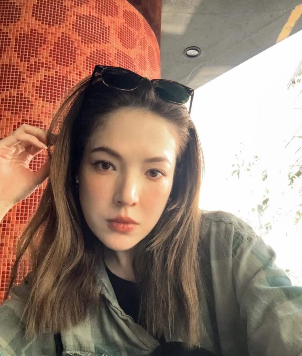 许玮宁虽说是混血儿，爸爸是意大利人，妈妈是台湾人，但是父母从小就分开，她是母亲家