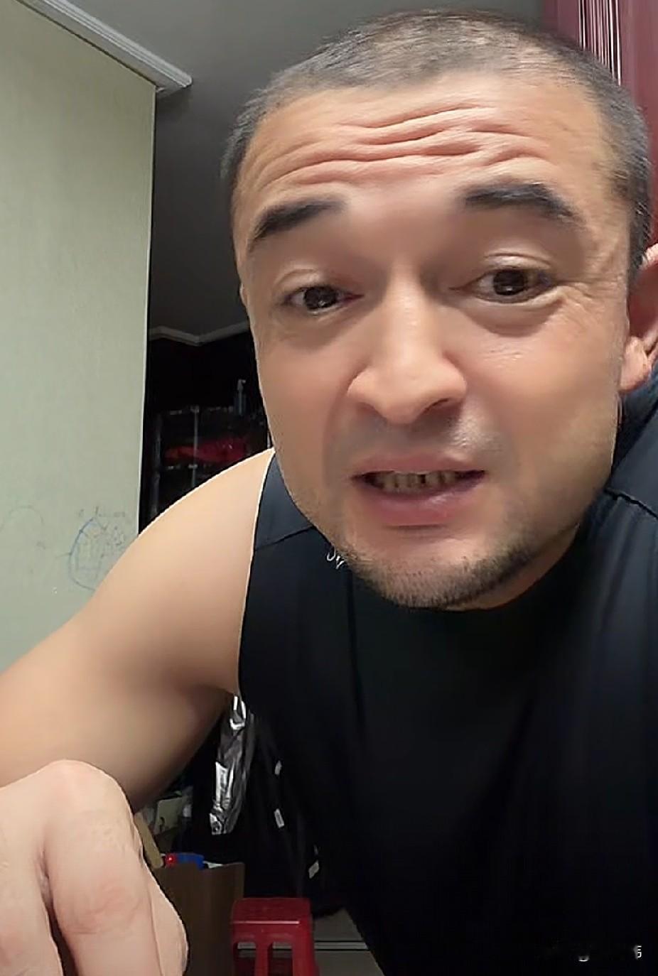 郅哥睡觉磨牙！西热力江谈老大哥王治郅：“我在国家队的时候。”“跟朱哥住过