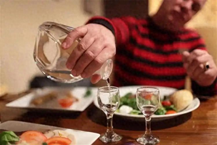 医生发现：老人若长时间不饮酒，用不了几个月，身体或有3大改善老人戒酒这件事，