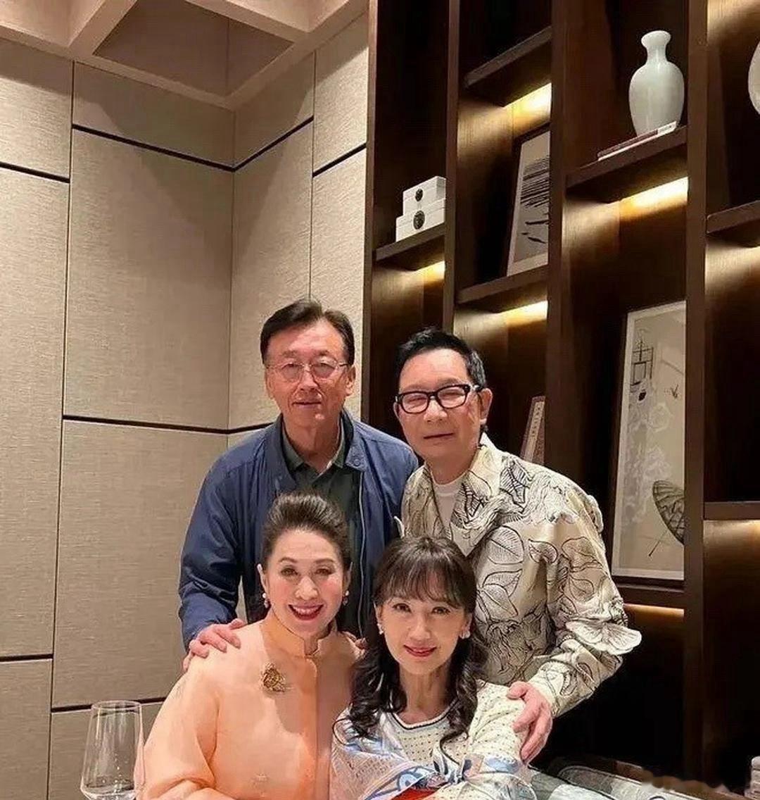 赵雅芝最近参加富婆聚会，发照片没开美颜，网友一看，感慨说这确实是70岁该有的样子