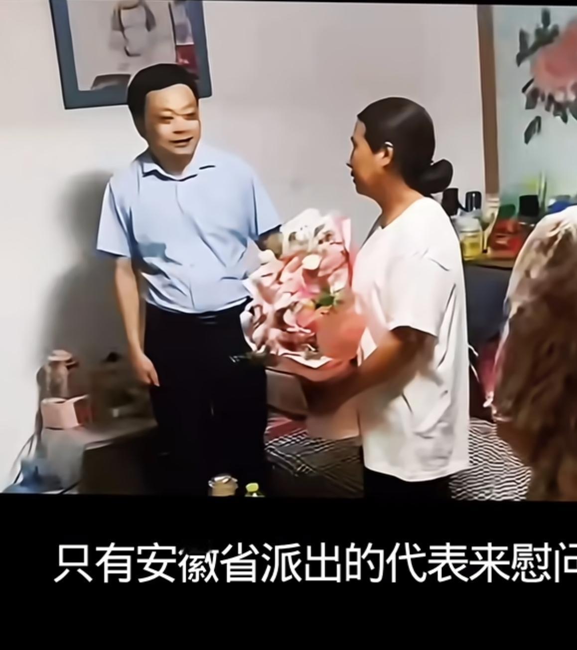 青岛救人的玉米阿姨火了，第一个送来慰问的竟然是安徽界首政府。两天前，在青岛栈桥
