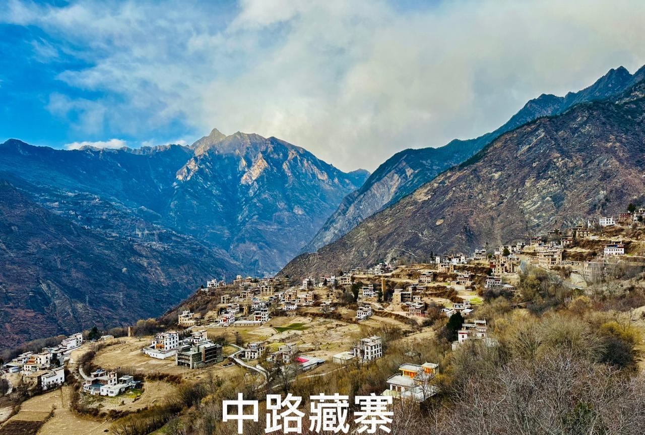 川西阿坝车辆坠崖事故，四个家庭被毁，看完让人太心痛了！本来好好的带孩子去看看世界