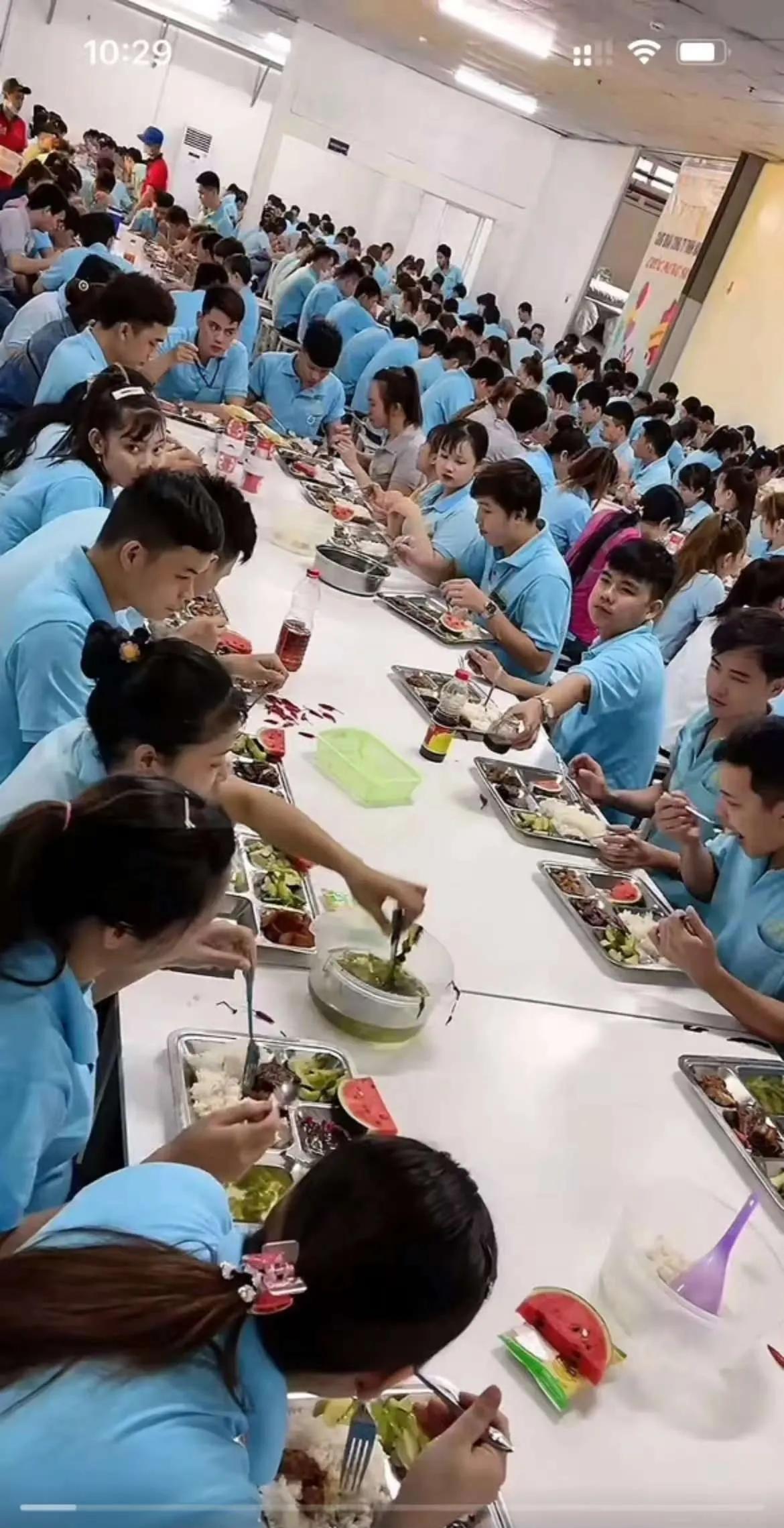 越南中资工厂伙食，我们的私企，是全年无休，累了可以请假，但没钱，干一天算一天，没