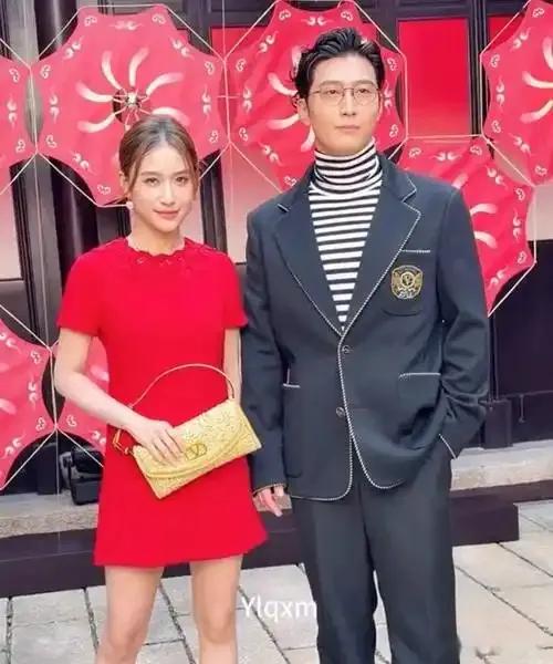 2026年1月16日，窦骁与何超莲合体出席某品牌新春活动，引发网友热议。活动中，