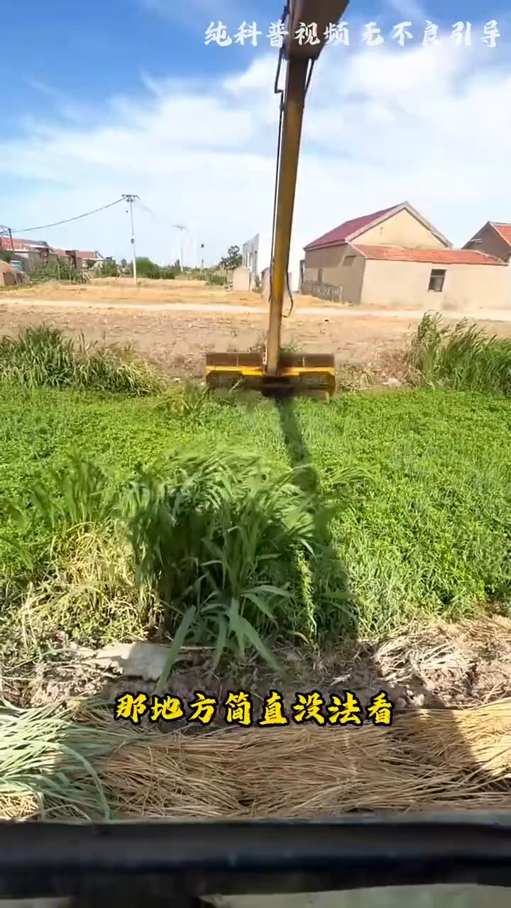 这样的年轻人活该被大家看见。刚收工的小伙正往家走，路过桥洞时他停了下来，那地方简