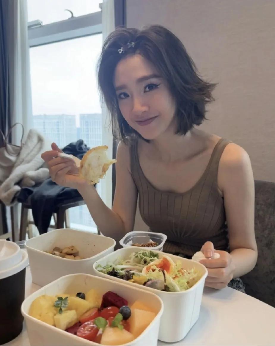 原来，演员也不是一般人能当的。唐艺昕产后两个月不吃米饭，她说:“我每天吃肉，吃