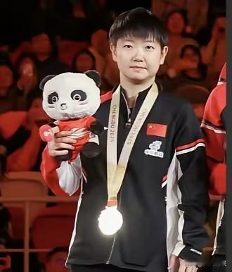 莎莎听领导567的话，不突出自己，站在边上。可为啥就她的奖牌在闪闪发光啊！