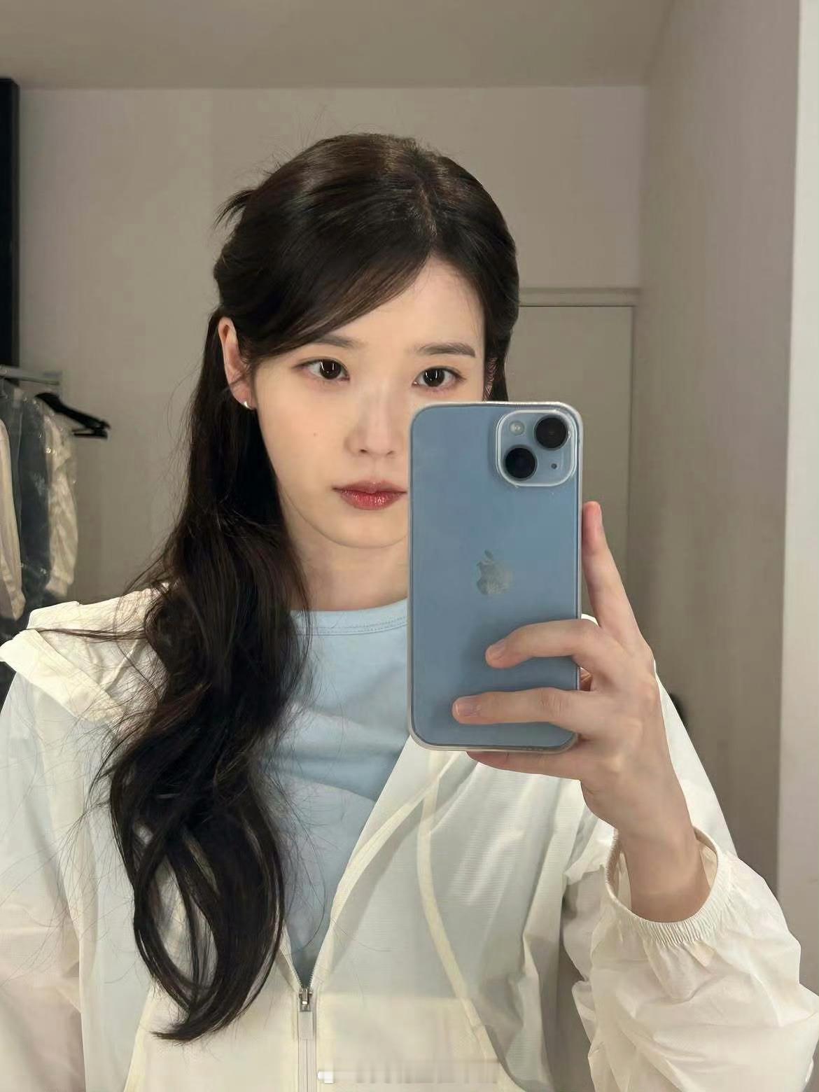 刷到一个好看的小姐姐还在用iPhone14！