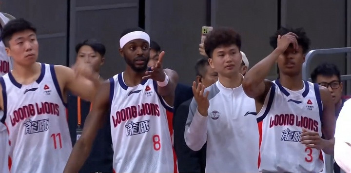 最后3秒广州对徐杰犯规 裁判未响哨! 替补席众将摊手饶头疑惑不解