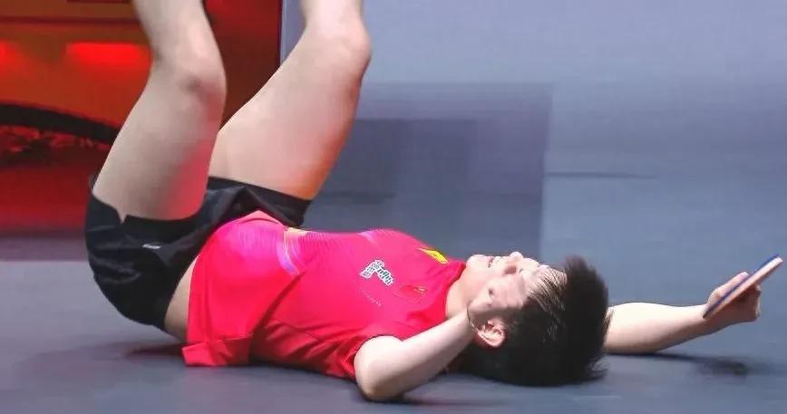 莎莎，你可长点心吧，以后不要再躺地上了，你看看张继科，差点就被压散架了，
