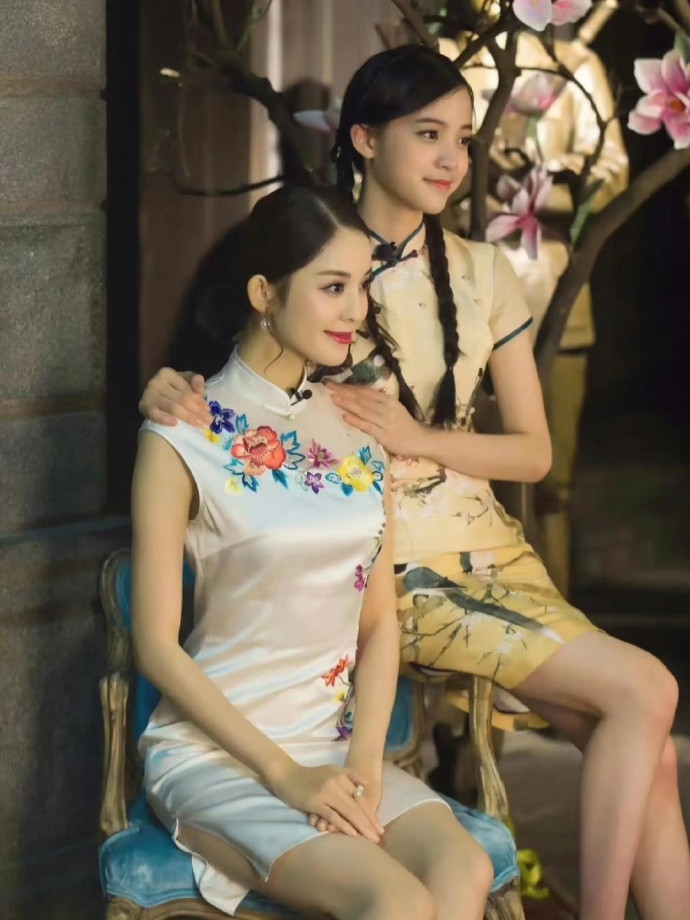 古力娜扎和欧阳娜娜拍这张照片的时候多大啊？看上去好青涩，旗袍衬的两个人好有少女感