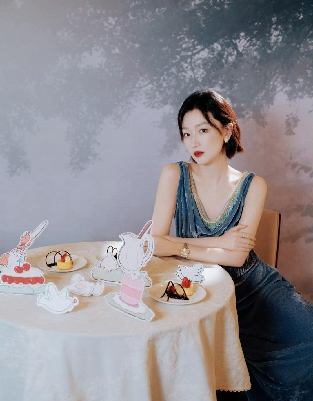 周冬雨花几百块淘来的礼服比之前穿的高定还要出彩，也很适合她。所以说，并不是越贵越