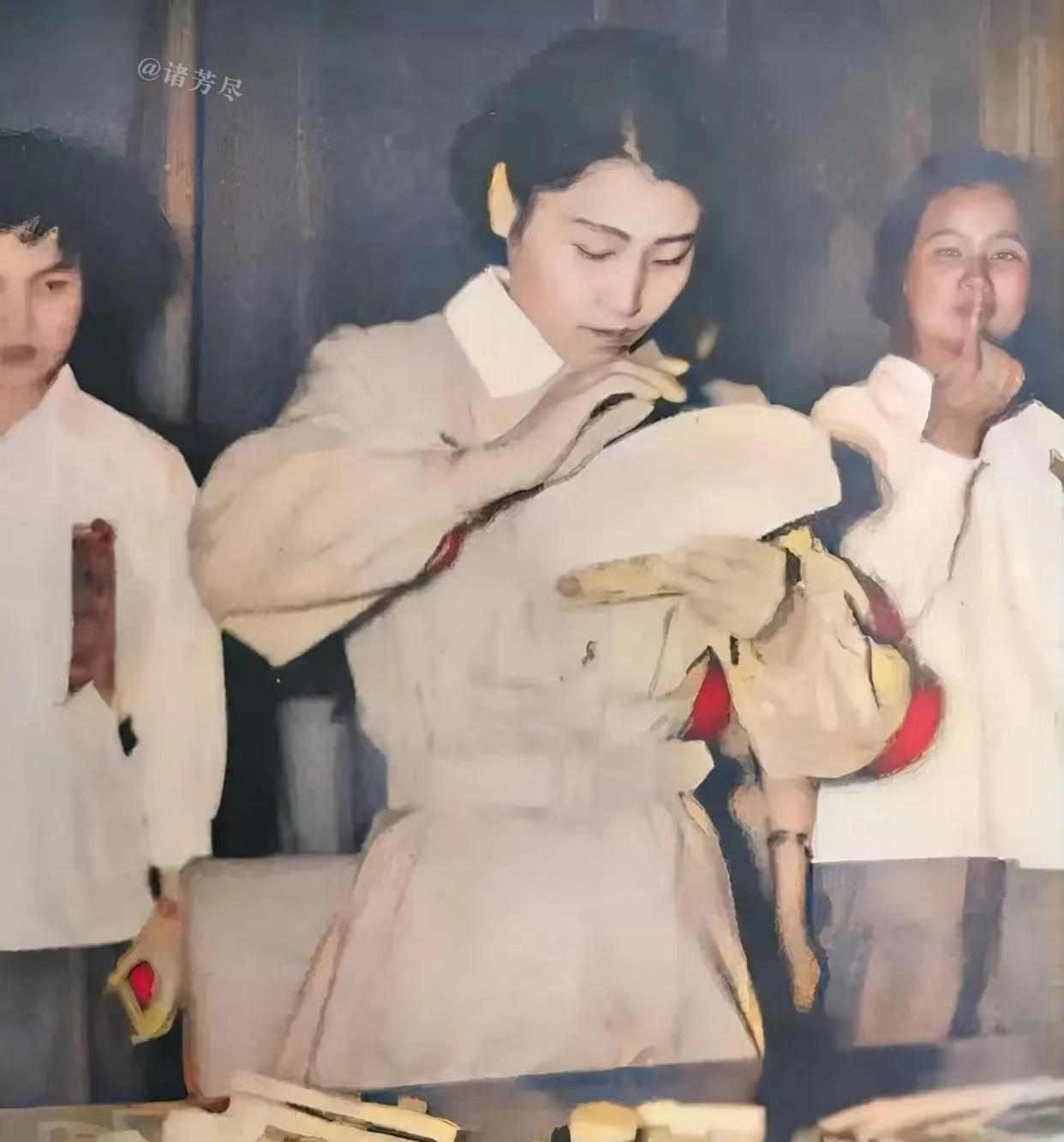 这张留存于上世纪六十年代的老照片，记录了一场在人民大会堂举办的点钞技能竞赛，画面