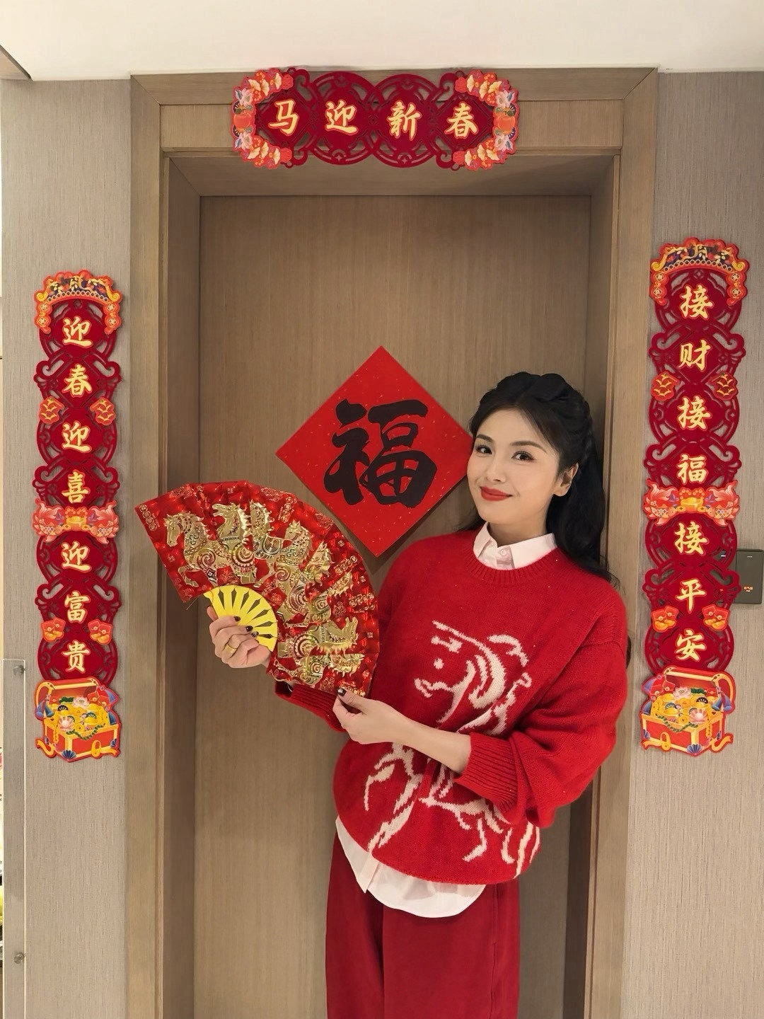 刘涛说大过年的别吵了涛姐春晚短剧场双轨营业！台上领跳《手到福来》送福，台下秒变劝