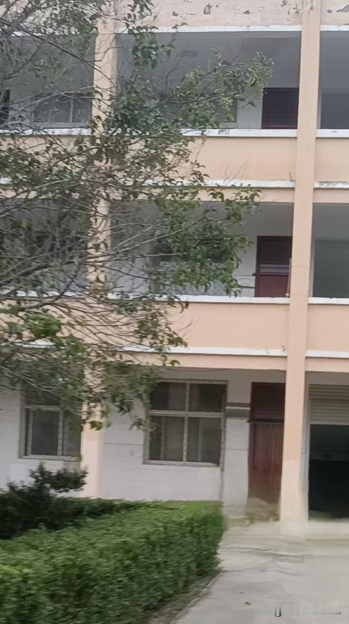 “湖南教师看手机被举报”事件背后：那个时隔两年抛出监控录像的“身边人”，才是真正
