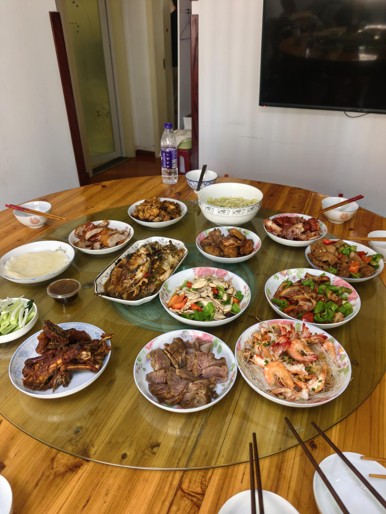 中午家里来人，我不想去饭店——每次到饭店吃完了都会口渴，还是家里的饭菜吃得可口。