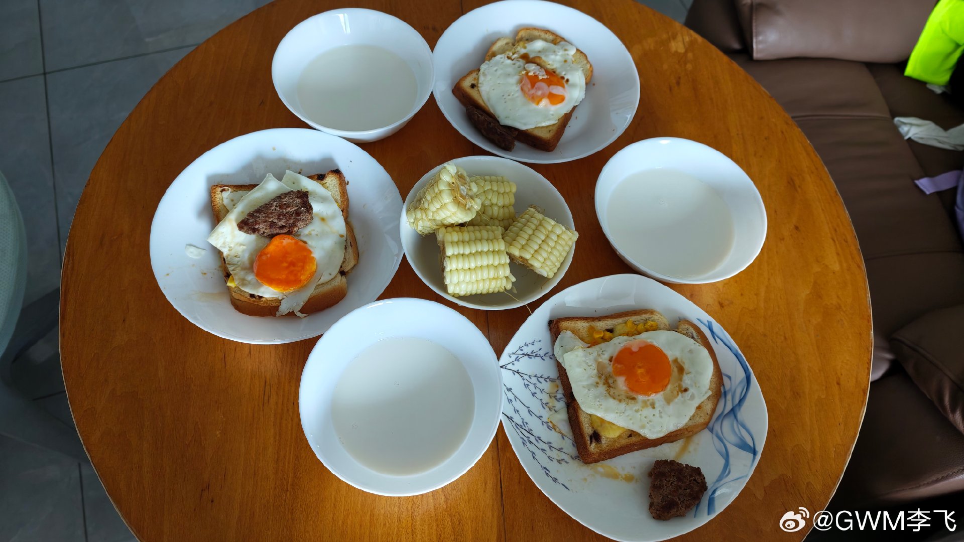 我做的煎蛋，媳妇给配的面包和牛肉饼，真是美味早餐！#长城汽车技术中心##长城汽车##长城汽车##吉林