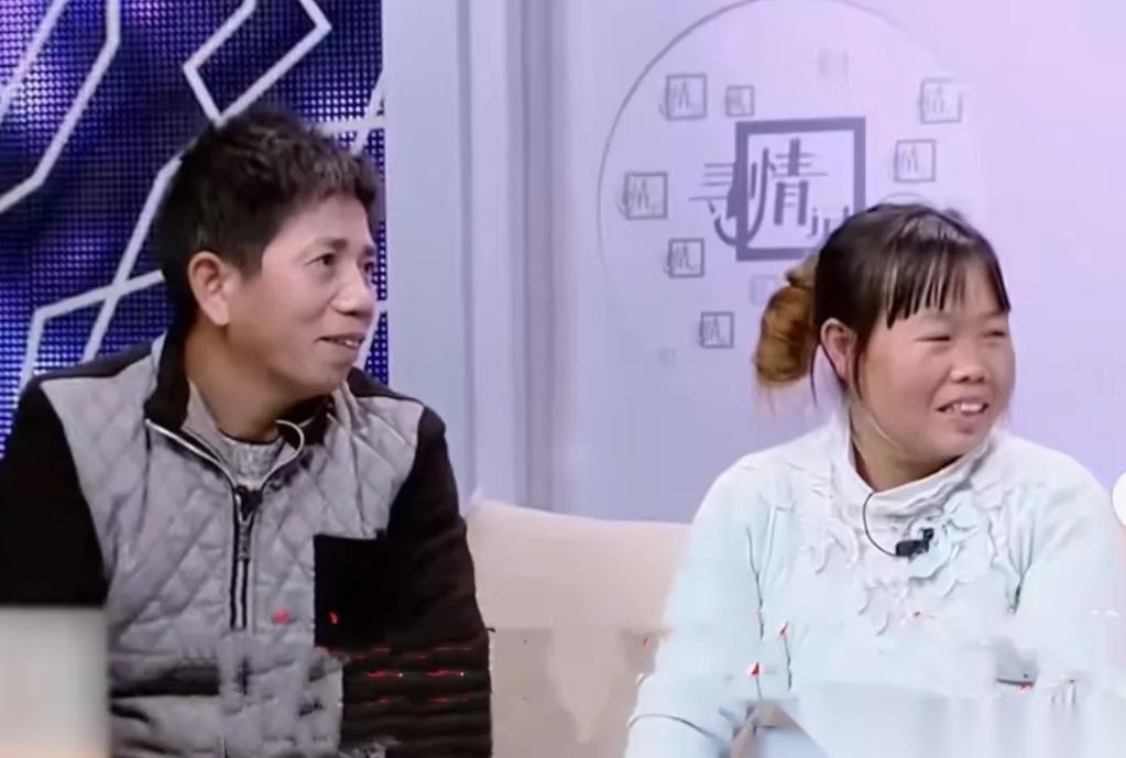 2011年，湖南40多岁光棍，正在家门口晒太阳，突然来个衣衫褴褛的流浪女，“我给