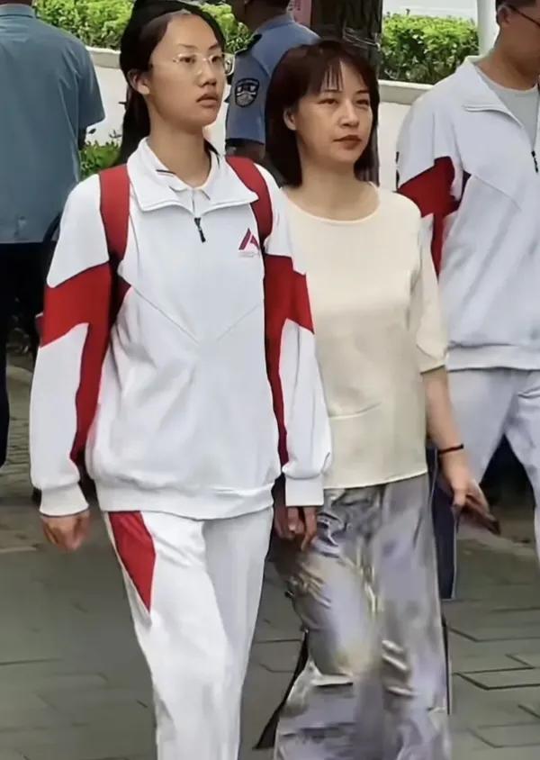 别人爸妈是硕士博士，咱的爸妈是男士女士，不信你看人大附中家长最近刷到人大附中家
